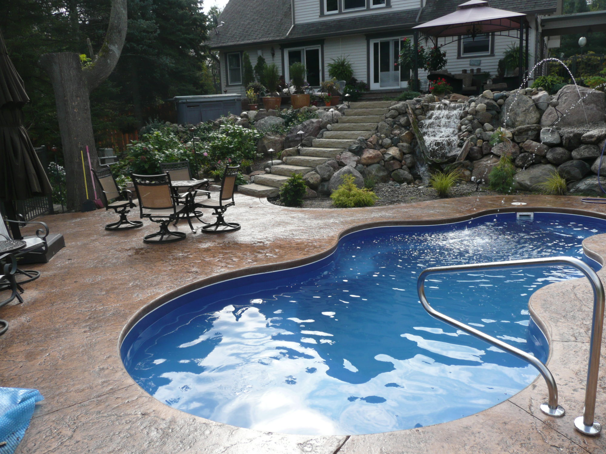 Fiberglass swimming pool 48116