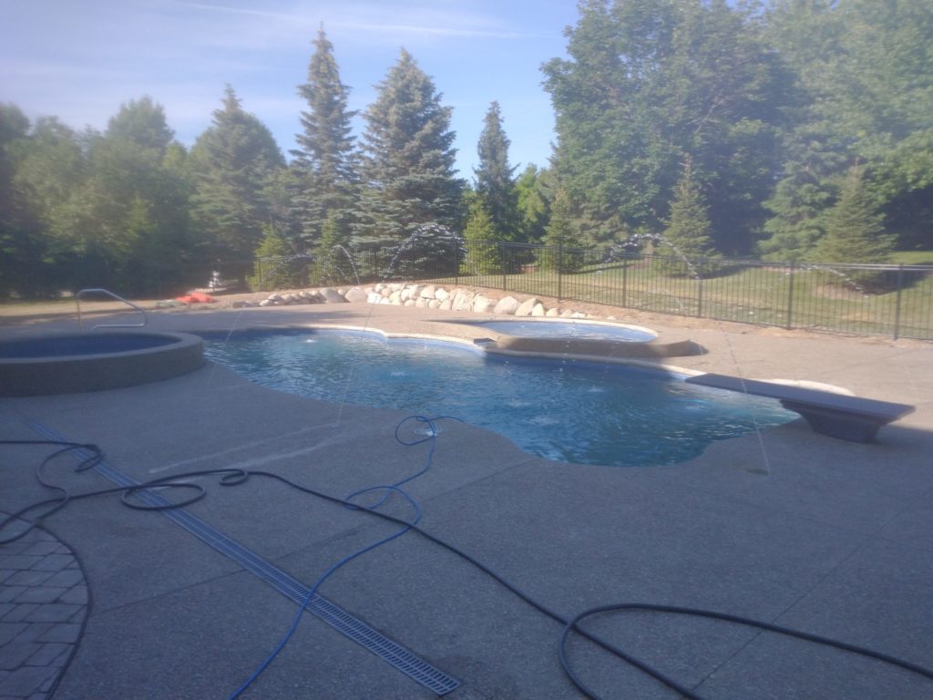 Latham fiberglass pool, tanning ledge and spa. 48167