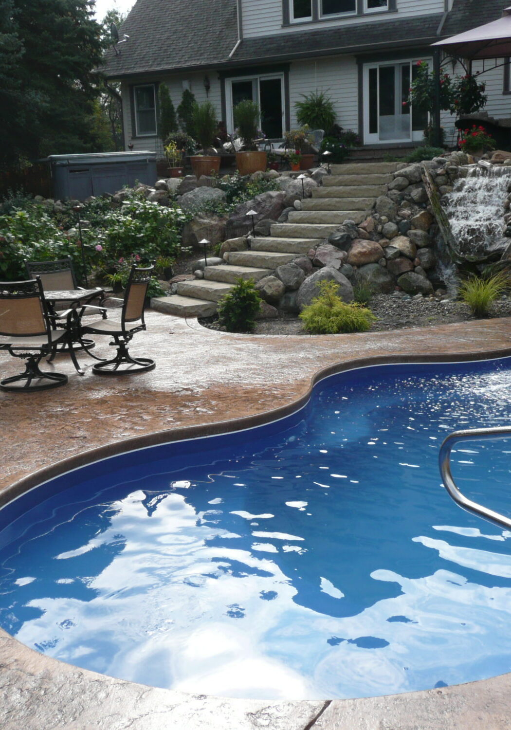 Fiberglass swimming pool 48116